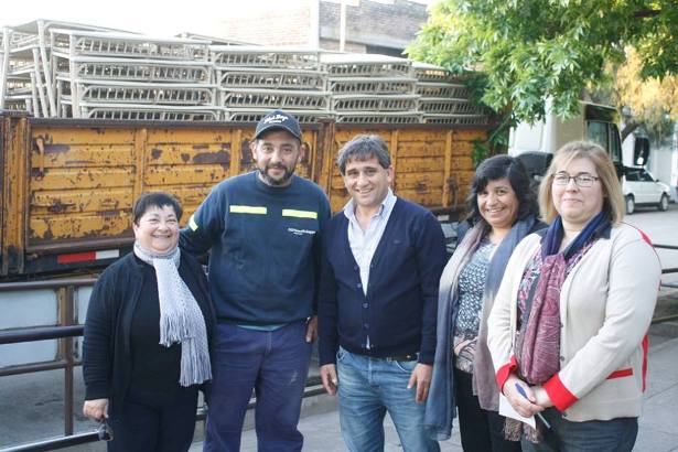 Mobiliario a escuelas de Lobería