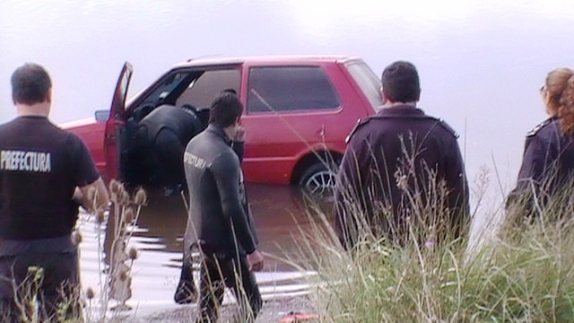 auto en el rio